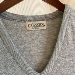 Classic Men's Gray  sleeveless Sweater pullover .  Vintage M